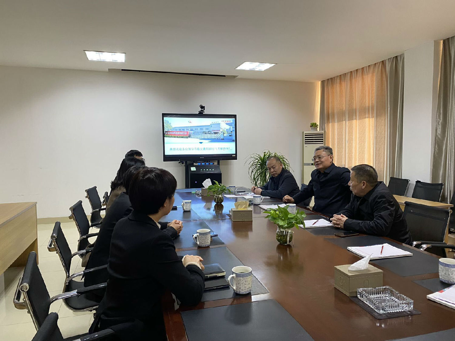 長豐縣政協主席俞成山一行蒞臨得潤電氣走訪調研