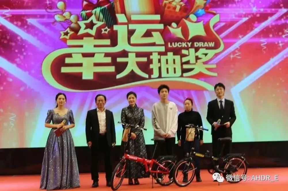 董事長王青、總經理劉琴芳頒發一等獎