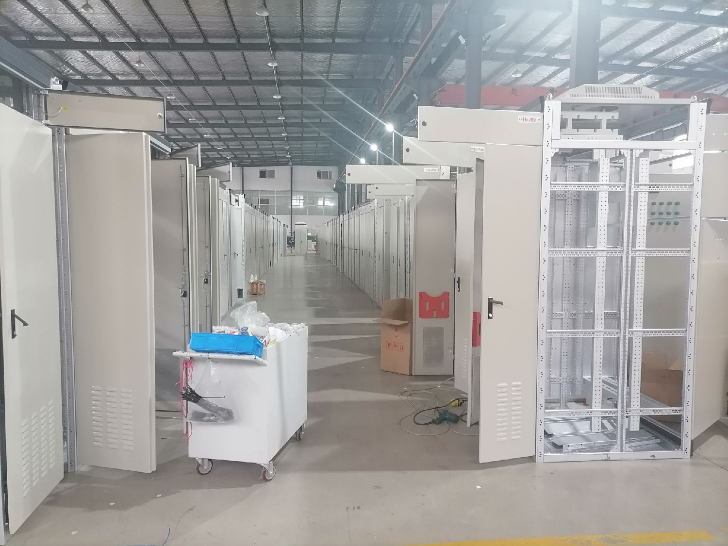 出口印尼低壓開(kāi)關(guān)柜得潤(rùn)電氣在生產(chǎn) 出口印尼低壓開(kāi)關(guān)柜得潤(rùn)電氣在生產(chǎn)