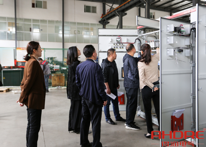 參觀低壓配電柜現場圖