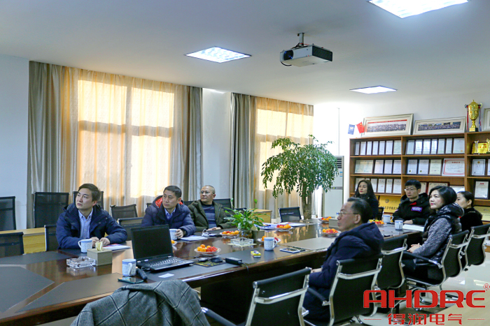 會(huì)議交流中.jpg 會(huì)議交流中.jpg