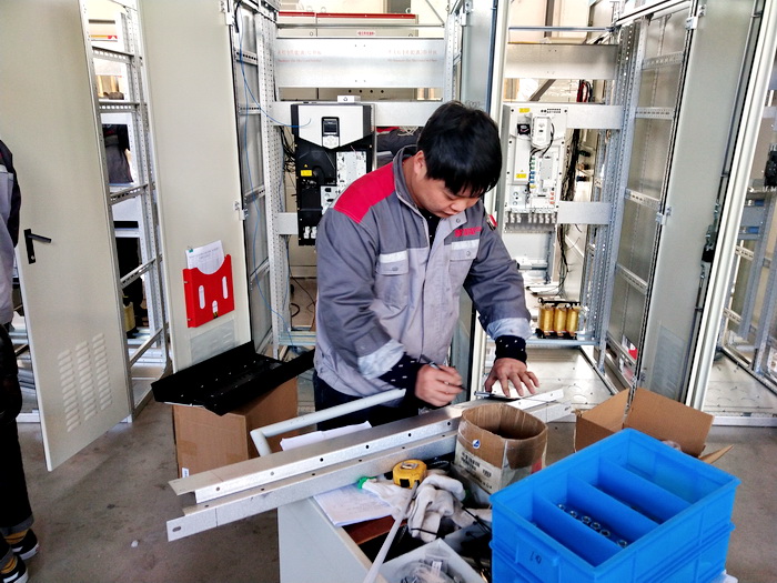 正在測量隔板的孔距.jpg 正在測量隔板的孔距.jpg