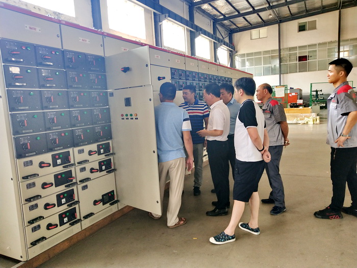 參觀低壓開關柜生產區