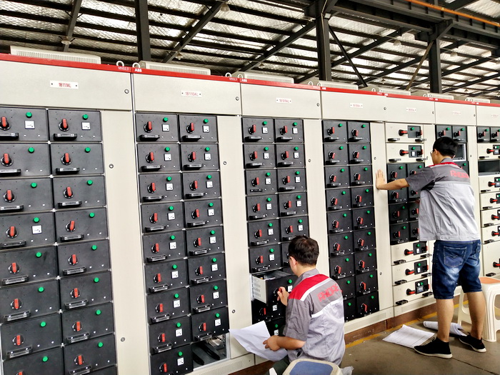 進行低壓抽屜柜檢查工作 進行低壓抽屜柜檢查工作