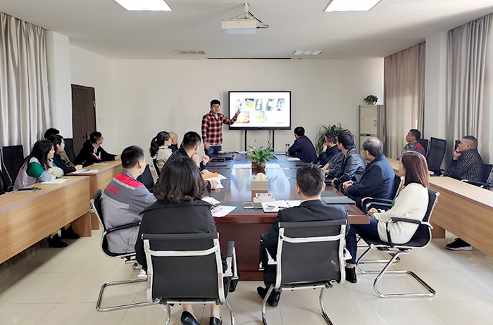 副總經理做報告.jpg 副總經理做報告.jpg