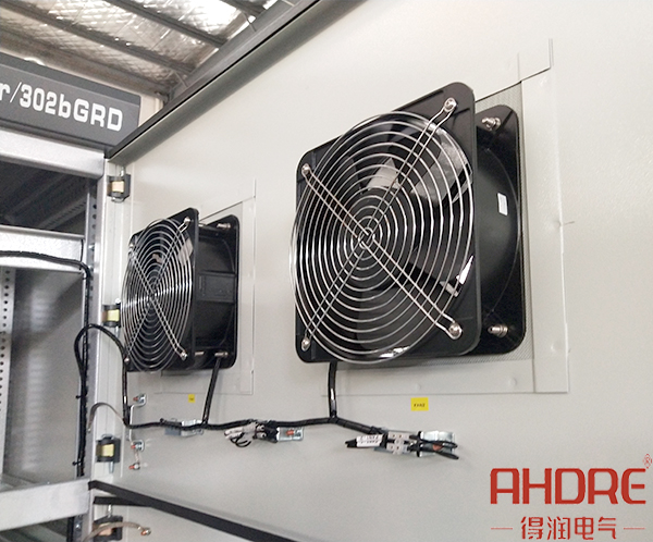 無功補償裝置背面的風扇裝置.jpg 無功補償裝置背面的風扇裝置.jpg